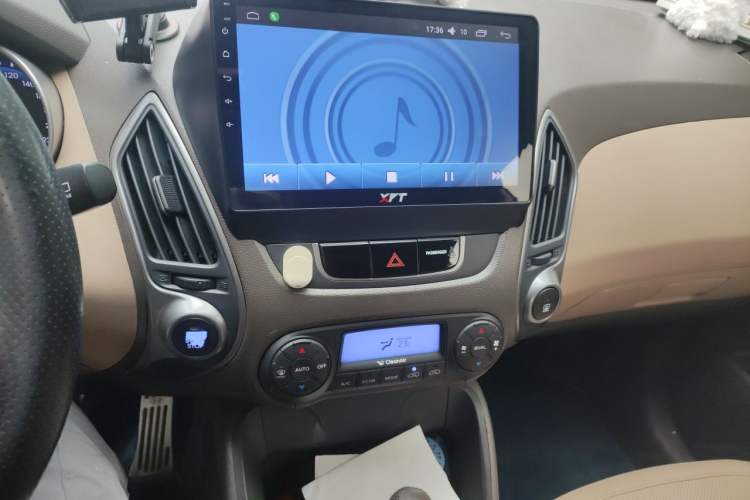 Used Hyundai ix35 2012 2.0L Automatic Two-Wheel Drive Elite Edition GLS Audio And AC Panel