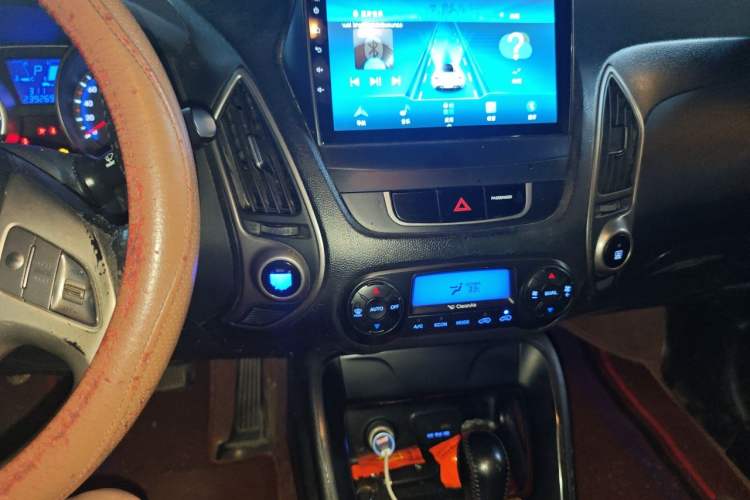 Used Hyundai ix35 2012 2.0L Automatic Two-Wheel Drive Elite Edition GLS Audio And AC Panel