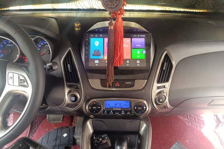 Used Hyundai ix35 2012 2.0L Automatic Two-Wheel Drive Elite Edition GLS Audio And AC Panel