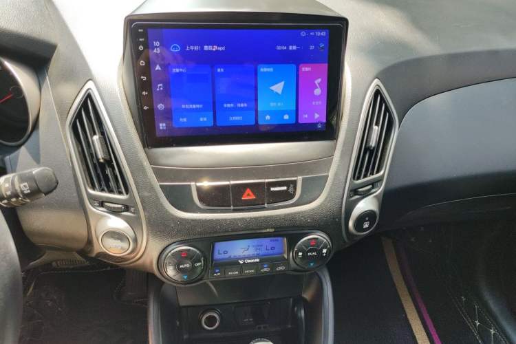 Used Hyundai ix35 2012 2.0L Automatic Two-Wheel Drive Elite Edition GLS Audio And AC Panel