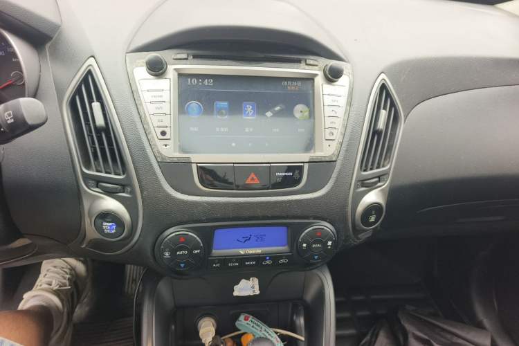 Used Hyundai ix35 2012 2.0L Automatic Two-Wheel Drive Elite Edition GLS Audio And AC Panel