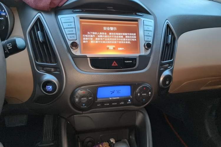 Used Hyundai ix35 2012 2.0L Automatic Two-Wheel Drive New Edition GL Audio And AC Panel