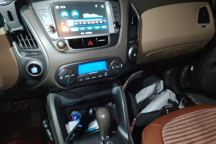 Used Hyundai ix35 2012 2.0L Automatic Two-Wheel Drive Elite Edition GLS Audio And AC Panel