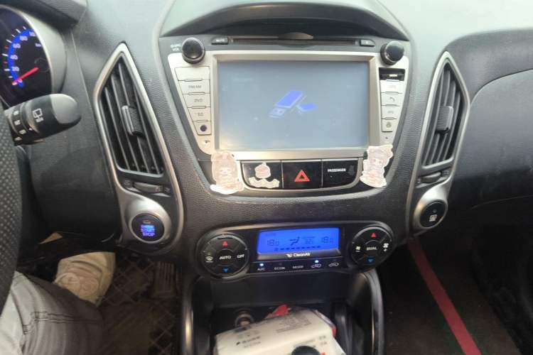 Used Hyundai ix35 2012 2.0L Automatic Two-Wheel Drive Elite Edition GLS Audio And AC Panel