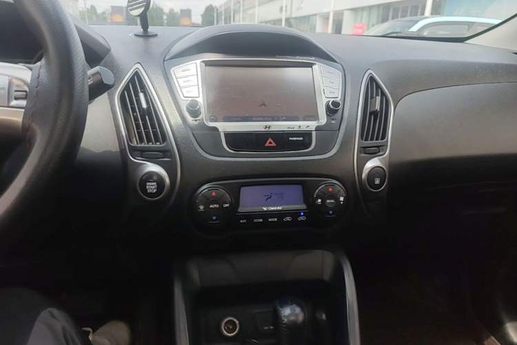 Used Hyundai ix35 2012 2.0L Automatic Two-Wheel Drive Elite Edition GLS Audio And AC Panel