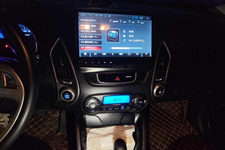 Used Hyundai ix35 2012 2.0L Automatic Two-Wheel Drive Elite Edition GLS Audio And AC Panel