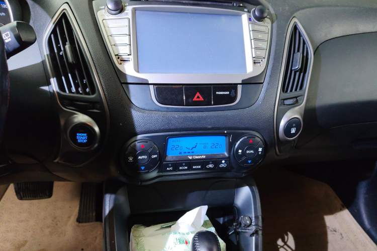 Used Hyundai ix35 2012 2.0L Automatic Two-Wheel Drive Elite Edition GLS Audio And AC Panel