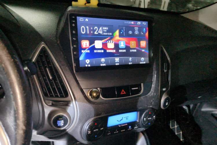 Used Hyundai ix35 2012 2.0L Automatic Two-Wheel Drive Elite Edition GLS Audio And AC Panel