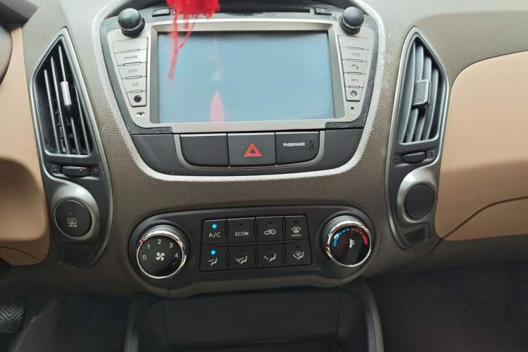Used Hyundai ix35 2012 2.0L Manual Two-Wheel Drive New Edition GL Audio And AC Panel