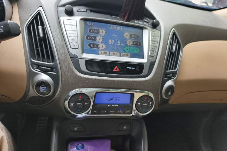 Used Hyundai ix35 2012 2.4L Automatic 4x4 Navigation Edition GLS Audio And AC Panel