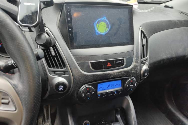 Used Hyundai ix35 2012 2.0L Automatic Two-Wheel Drive Elite Edition GLS Audio And AC Panel