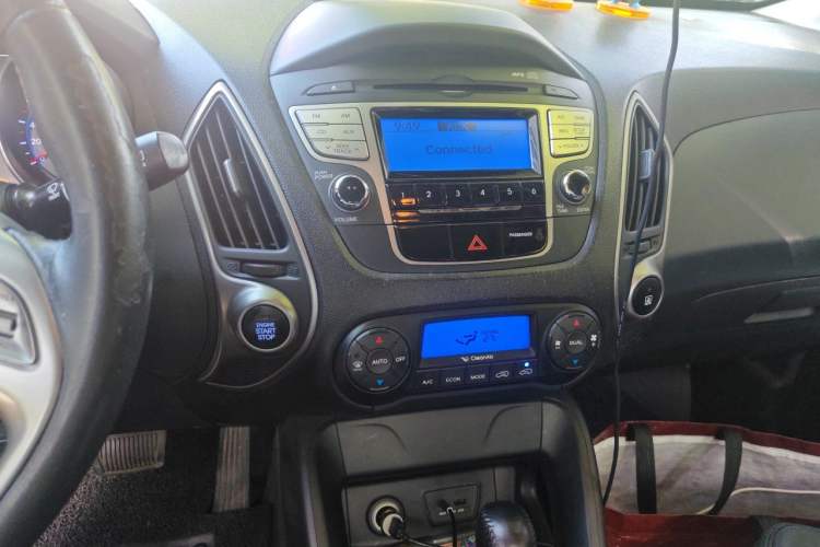 Used Hyundai ix35 2012 2.0L Automatic Two-Wheel Drive Elite Edition GLS Audio And AC Panel