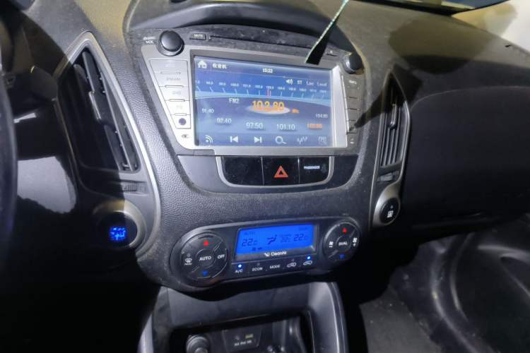 Used Hyundai ix35 2012 2.0L Automatic Two-Wheel Drive Elite Edition GLS Audio And AC Panel