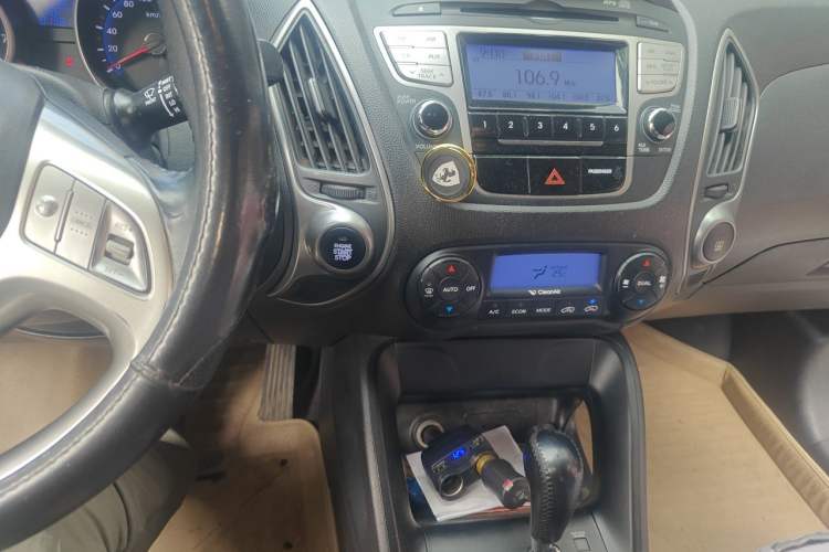 Used Hyundai ix35 2012 2.0L Automatic Two-Wheel Drive Elite Edition GLS Audio And AC Panel