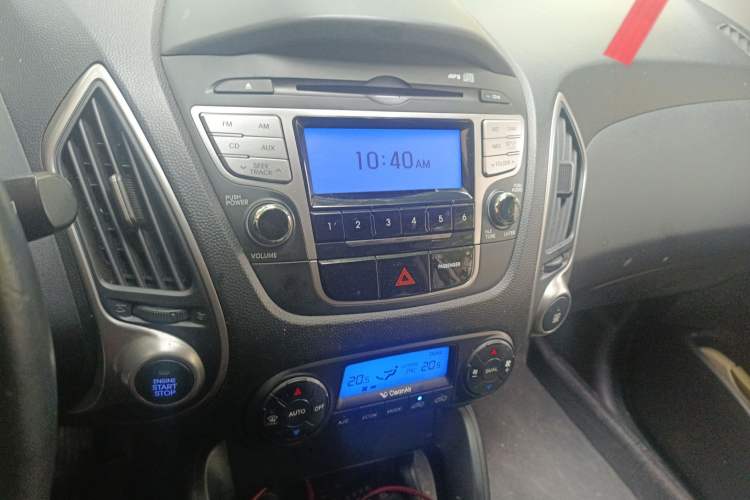 Used Hyundai ix35 2012 2.0L Automatic Two-Wheel Drive Elite Edition GLS Audio And AC Panel