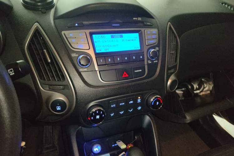 Used Hyundai ix35 2012 2.0L Automatic Two-Wheel Drive New Edition GL Audio And AC Panel