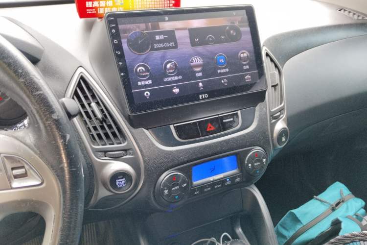 Used Hyundai ix35 2012 2.0L Automatic Two-Wheel Drive Elite Edition GLS Audio And AC Panel