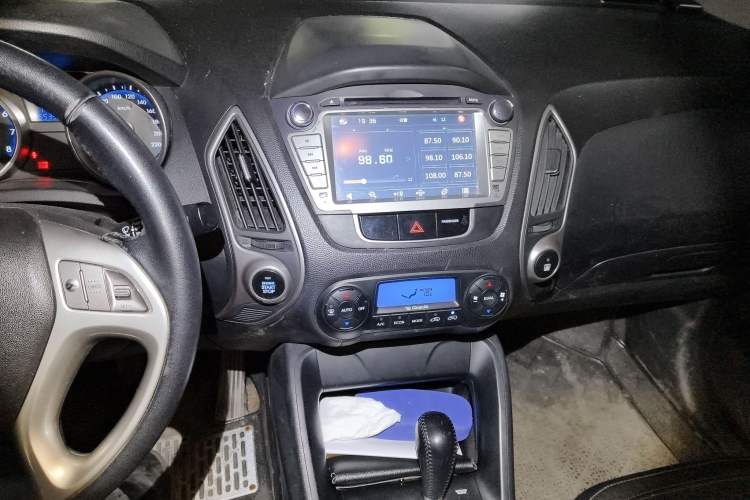 Used Hyundai ix35 2012 2.0L Automatic Two-Wheel Drive Elite Edition GLS Audio And AC Panel