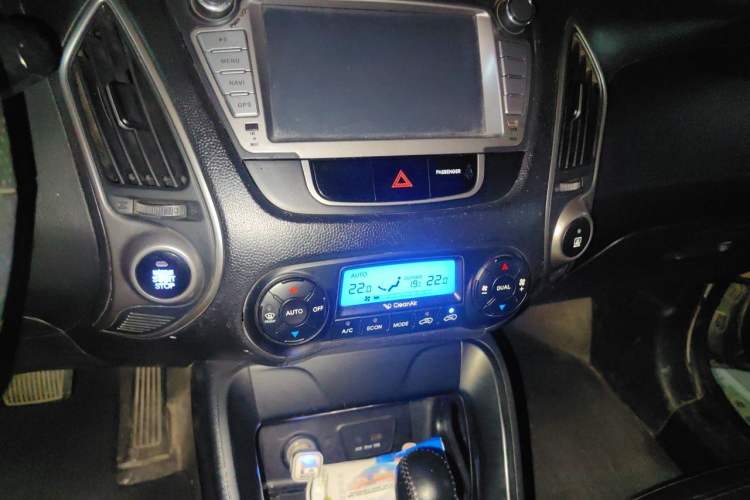 Used Hyundai ix35 2012 2.0L Automatic Two-Wheel Drive Elite Edition GLS Audio And AC Panel