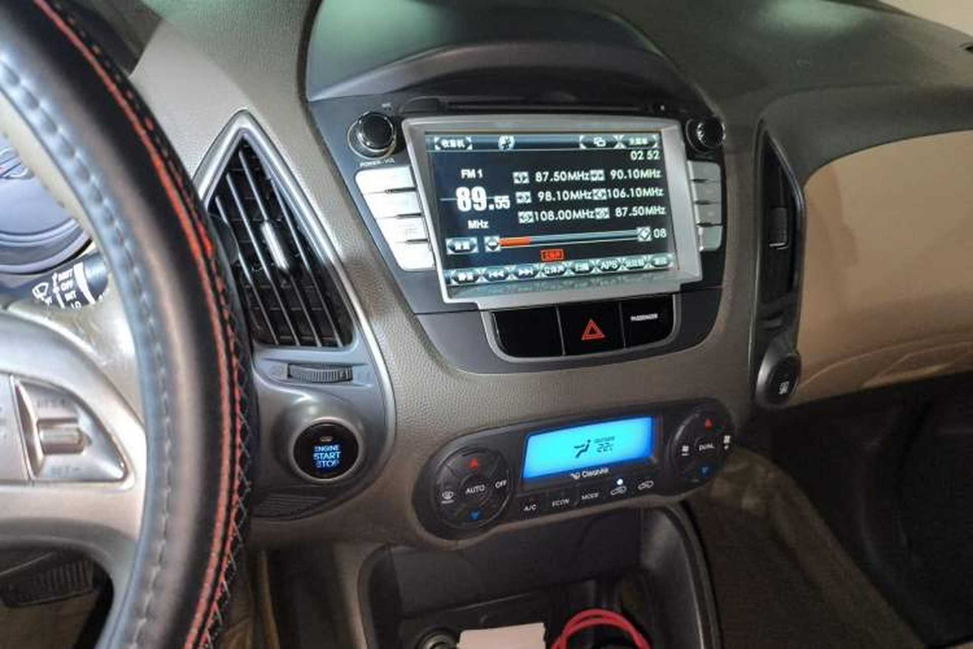 Used Hyundai ix35 2012 2.0L Automatic Two-Wheel Drive Elite Edition GLS Audio And AC Panel