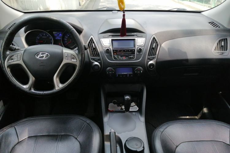Used Hyundai ix35 2012 2.0L Automatic Two-Wheel Drive Elite Edition GLS Center Console