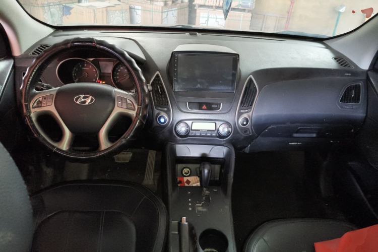 Used Hyundai ix35 2012 2.0L Automatic Two-Wheel Drive Elite Edition GLS Center Console