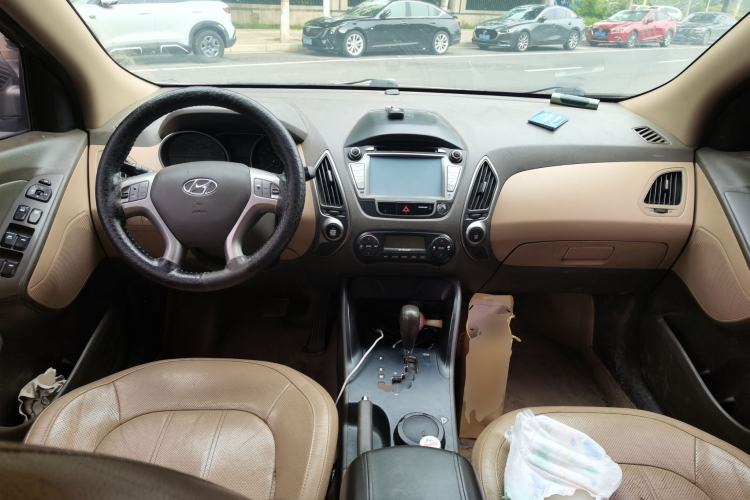 Used Hyundai ix35 2012 2.0L Automatic Two-Wheel Drive Elite Edition GLS Center Console