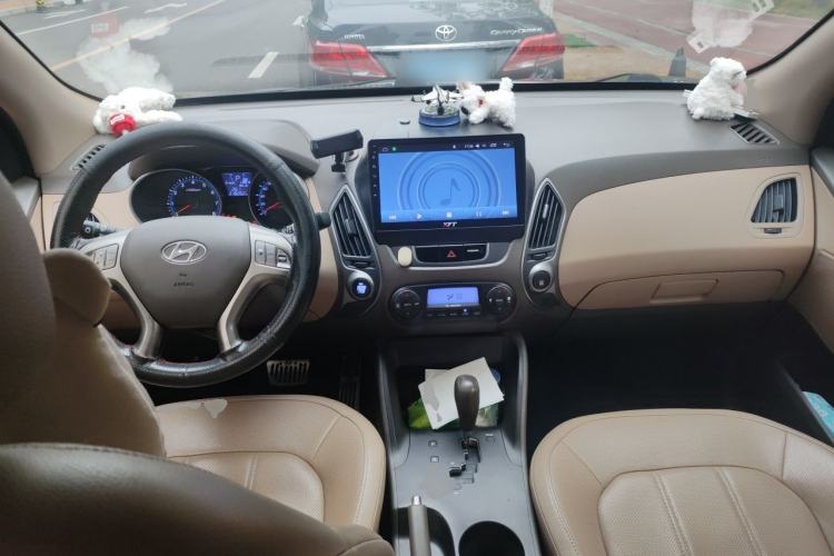 Used Hyundai ix35 2012 2.0L Automatic Two-Wheel Drive Elite Edition GLS Center Console