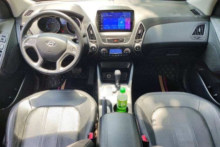 Used Hyundai ix35 2012 2.0L Automatic Two-Wheel Drive Elite Edition GLS Center Console