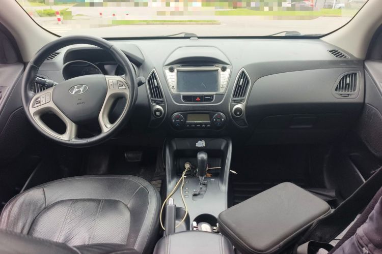 Used Hyundai ix35 2012 2.0L Automatic Two-Wheel Drive Elite Edition GLS Center Console