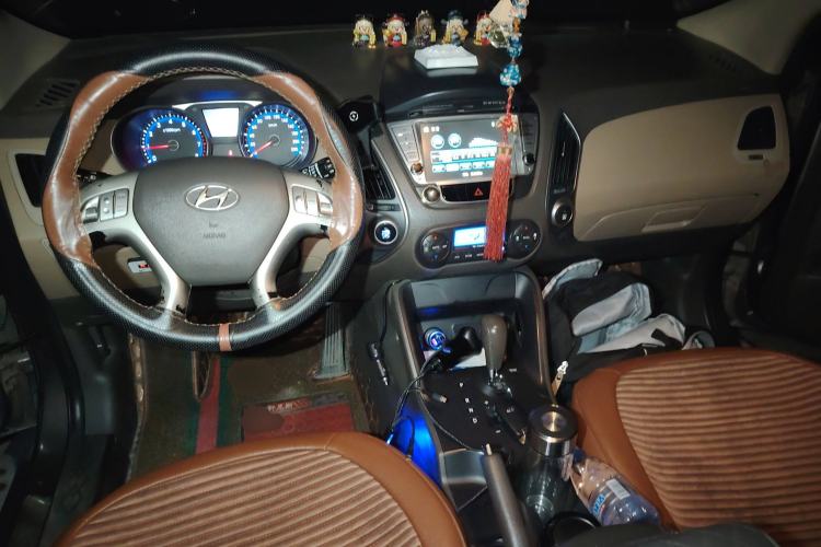 Used Hyundai ix35 2012 2.0L Automatic Two-Wheel Drive Elite Edition GLS Center Console