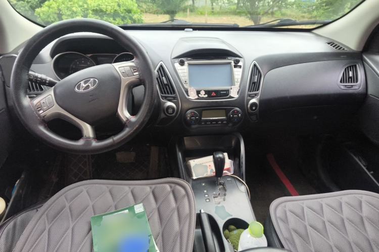 Used Hyundai ix35 2012 2.0L Automatic Two-Wheel Drive Elite Edition GLS Center Console