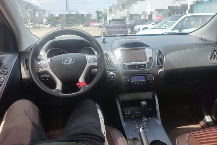 Used Hyundai ix35 2012 2.0L Automatic Two-Wheel Drive Elite Edition GLS Center Console