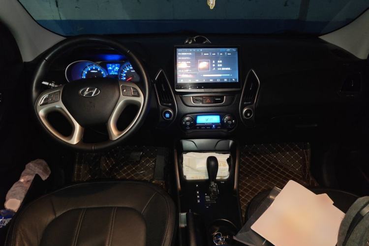Used Hyundai ix35 2012 2.0L Automatic Two-Wheel Drive Elite Edition GLS Center Console