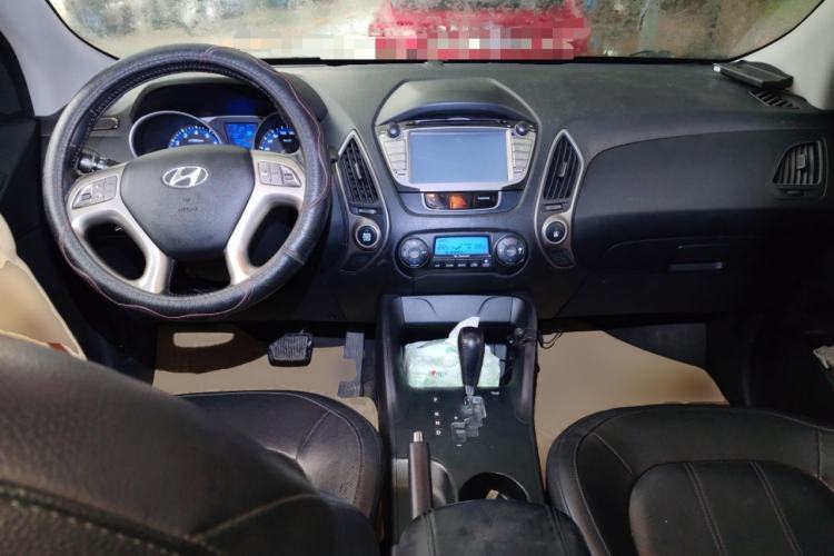 Used Hyundai ix35 2012 2.0L Automatic Two-Wheel Drive Elite Edition GLS Center Console