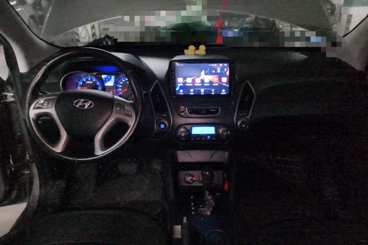 Used Hyundai ix35 2012 2.0L Automatic Two-Wheel Drive Elite Edition GLS Center Console