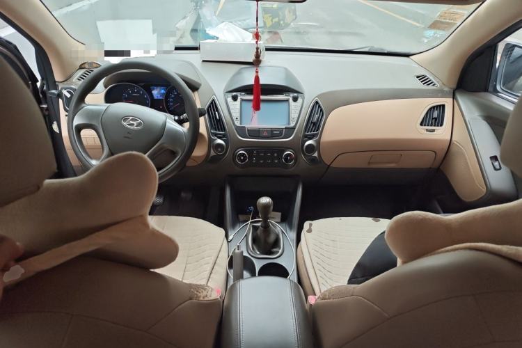 Used Hyundai ix35 2012 2.0L Manual Two-Wheel Drive New Edition GL Center Console