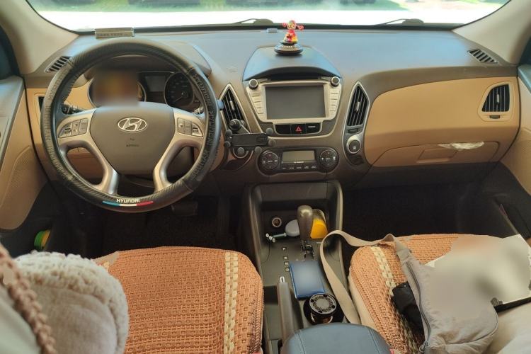 Used Hyundai ix35 2012 2.0L Automatic Two-Wheel Drive Elite Edition GLS Center Console