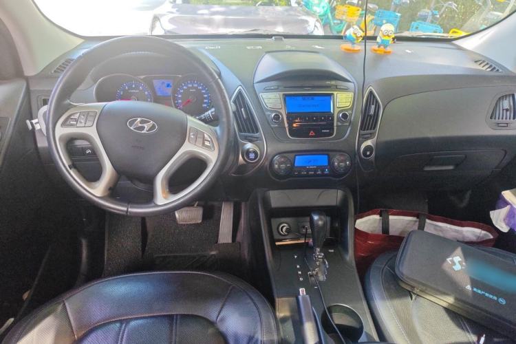 Used Hyundai ix35 2012 2.0L Automatic Two-Wheel Drive Elite Edition GLS Center Console