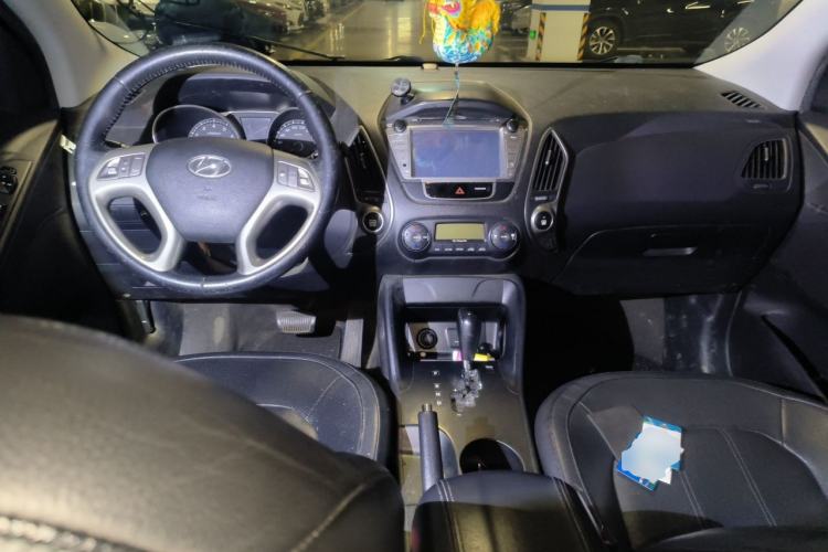 Used Hyundai ix35 2012 2.0L Automatic Two-Wheel Drive Elite Edition GLS Center Console
