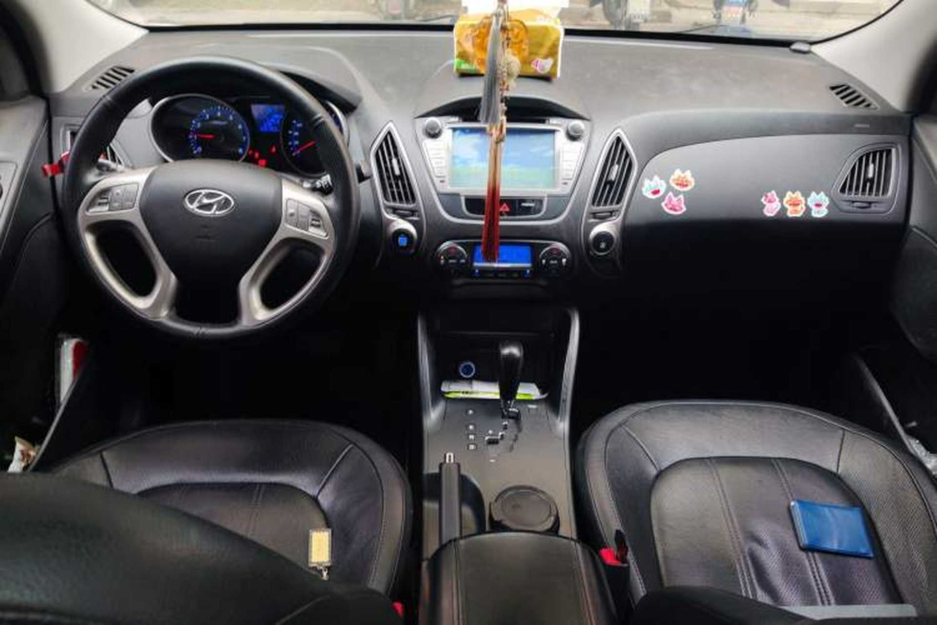 Used Hyundai ix35 2012 2.0L Automatic Two-Wheel Drive Elite Edition GLS Center Console