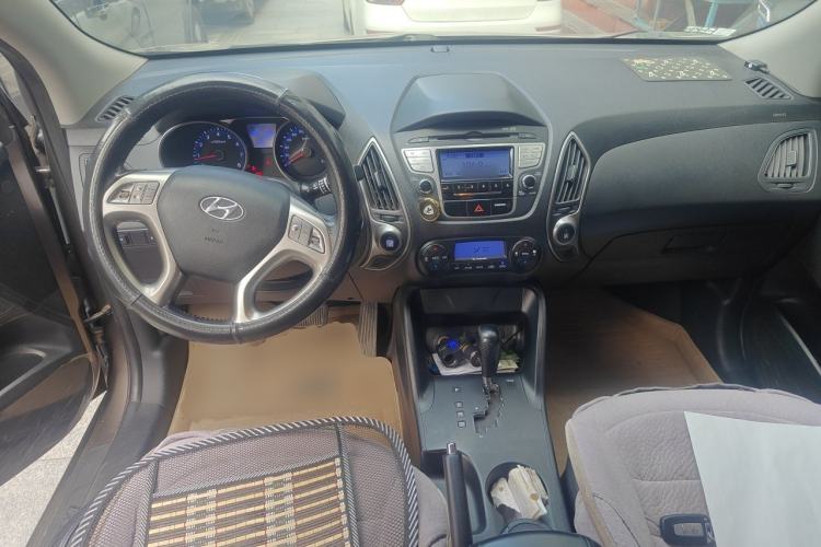 Used Hyundai ix35 2012 2.0L Automatic Two-Wheel Drive Elite Edition GLS Center Console