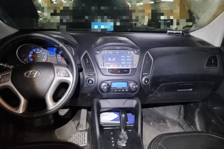 Used Hyundai ix35 2012 2.0L Automatic Two-Wheel Drive Elite Edition GLS Center Console