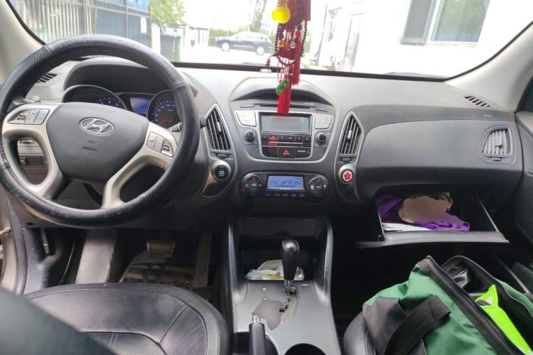 Used Hyundai ix35 2012 2.0L Automatic Two-Wheel Drive Elite Edition GLS Center Console