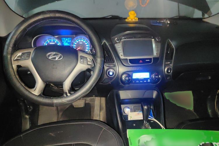 Used Hyundai ix35 2012 2.0L Automatic Two-Wheel Drive Elite Edition GLS Center Console