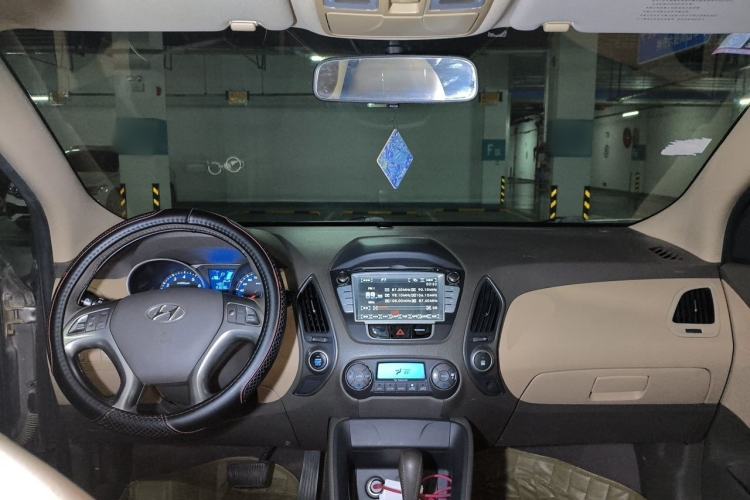 Used Hyundai ix35 2012 2.0L Automatic Two-Wheel Drive Elite Edition GLS Center Console