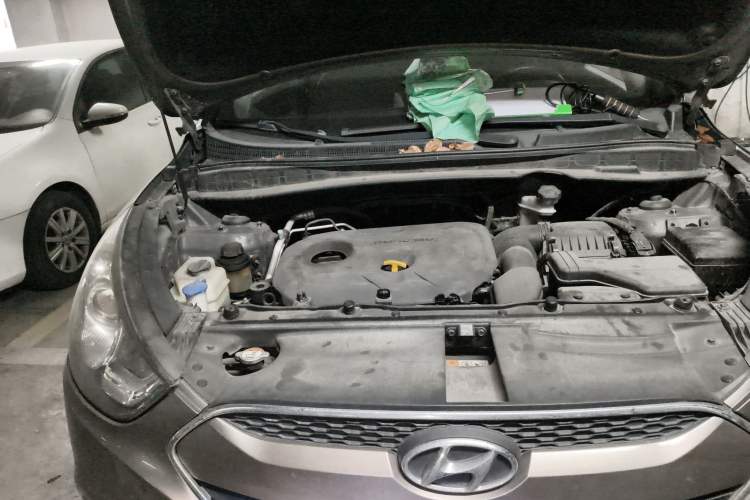 Used Hyundai ix35 2012 2.0L Automatic Two-Wheel Drive Elite Edition GLS Engine Bay Right
