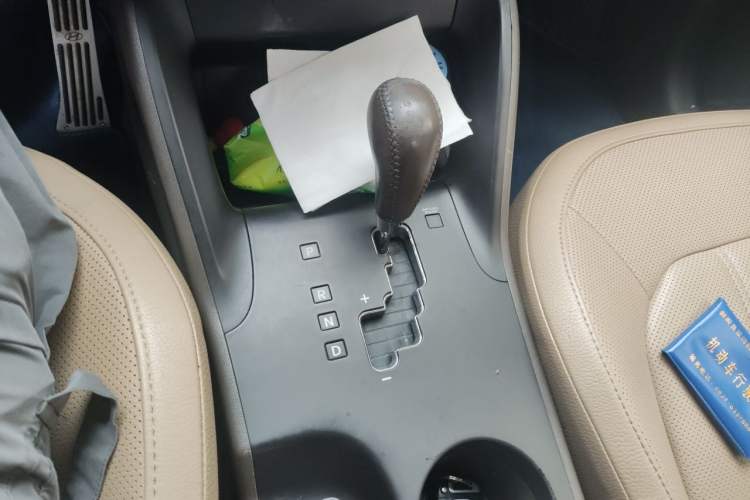 Used Hyundai ix35 2012 2.0L Automatic Two-Wheel Drive Elite Edition GLS Gear Lever