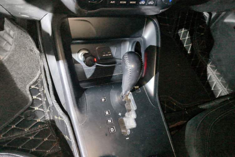Used Hyundai ix35 2012 2.0L Automatic Two-Wheel Drive Elite Edition GLS Gear Lever