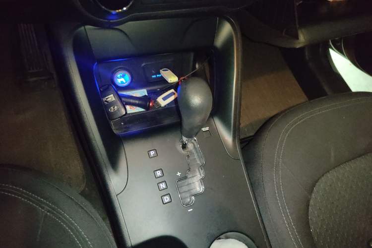 Used Hyundai ix35 2012 2.0L Automatic Two-Wheel Drive New Edition GL Gear Lever